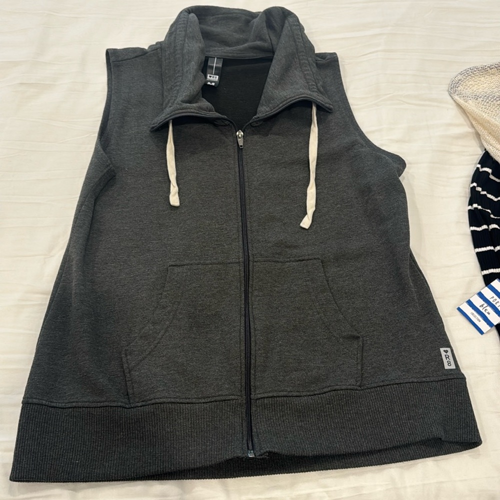 Women’s R8 Activewear Vest. Grey color. Slightly used. Size M.